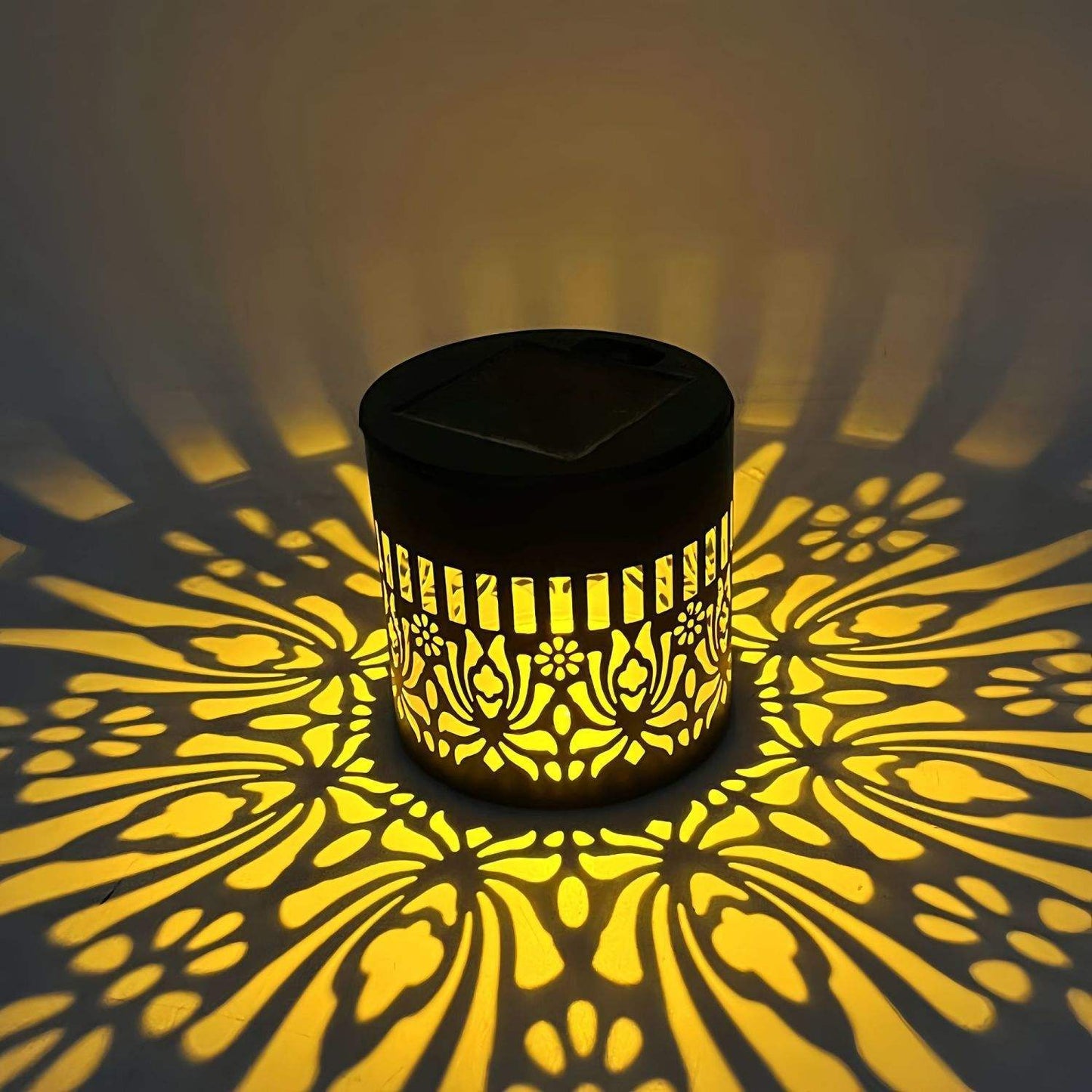 Décoration solaire extérieure motif tournesol en métal ajouré avec projection lumineuse
