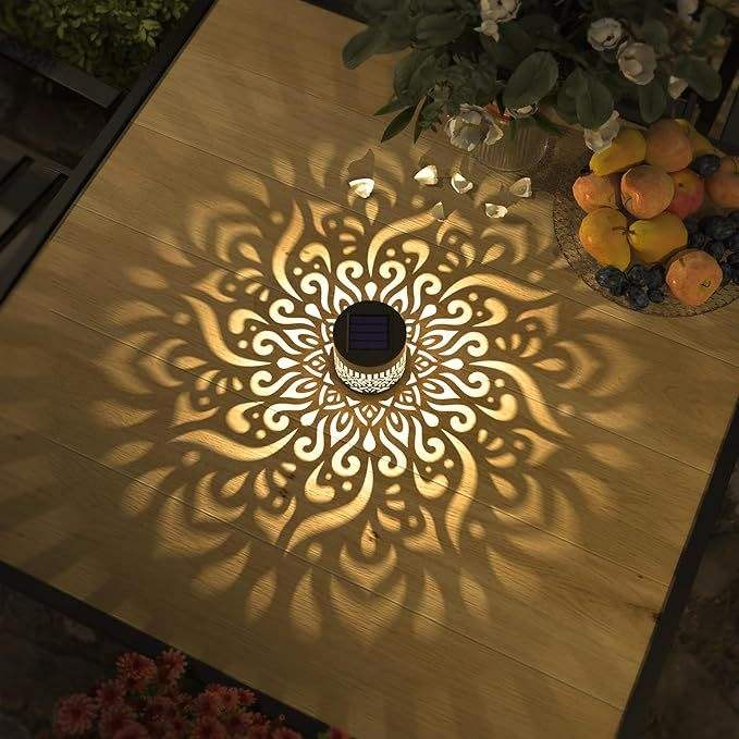 Décoration solaire extérieure motif tournesol en métal ajouré avec projection lumineuse