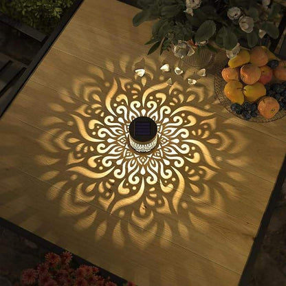 Décoration solaire extérieure motif tournesol en métal ajouré avec projection lumineuse